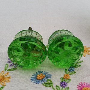 Glass knob-flower green
