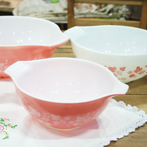 pyrex pink bowls
