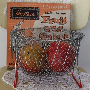 vintage wire basket - (red)
