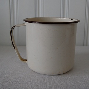 vintage enamel mug(L)