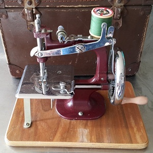 Vintage sewing machine &amp; case
